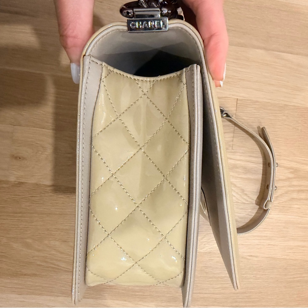 AUTHENTIC Chanel patent leather medium boy bag. - Picture 9 of 10
